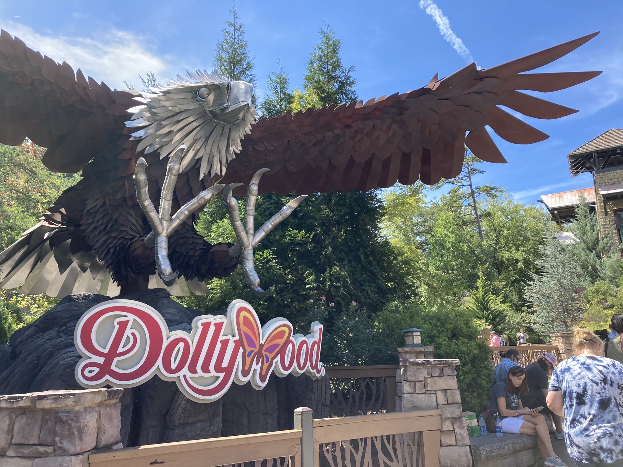 A Day At Dollywood The Tennessee Amusement Park That Displaced 
