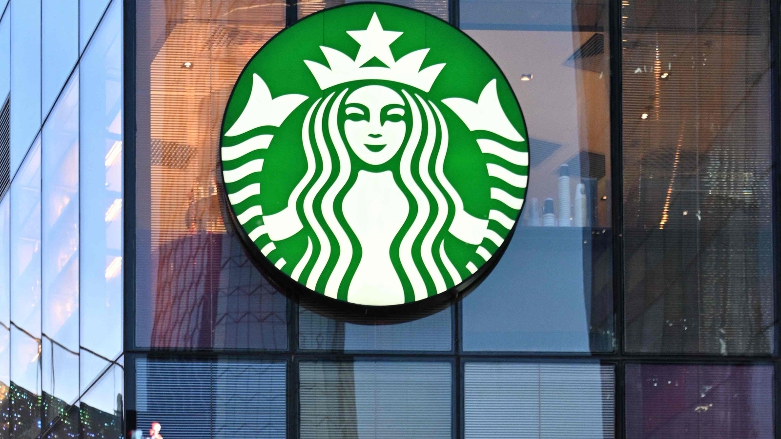Starbucks Dress Code 2025 New Policy Will Require Baristas To Wear Hindustan Times